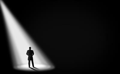 businessman alone in the dark under the spotlight with copyspace personnalisé