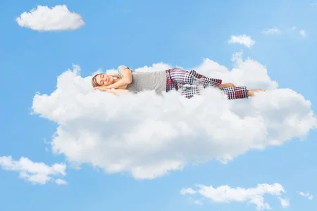 52173455 scène tranquille d une jeune femme rêvant et dormir sur un nuage dans le ciel