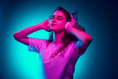 caucasian woman s portrait isolated on blue background in multicolored neon light personnalisé